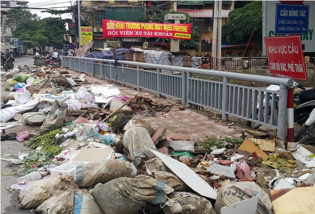 Cây cầu hơn 10 năm "cõng" phế thải giữa Thủ đô - 5