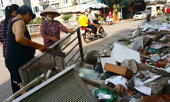 Cây cầu hơn 10 năm "cõng" phế thải giữa Thủ đô - 9