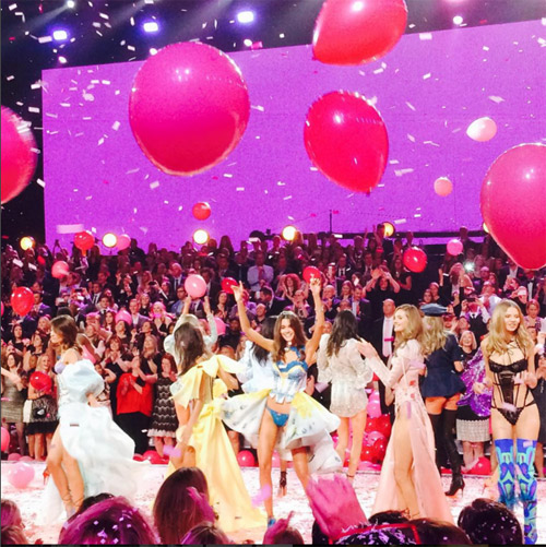 Loạt hình nóng hổi của show Victoria&#39;s Secret 2015 - 3