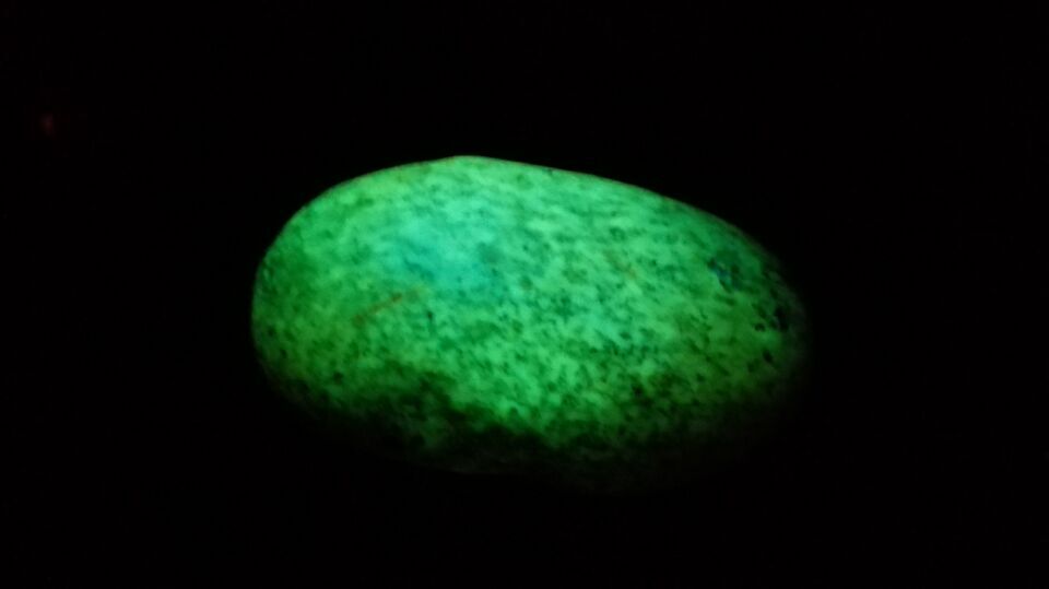 Hòn đá phát sáng có giá 16 triệu USD - 2