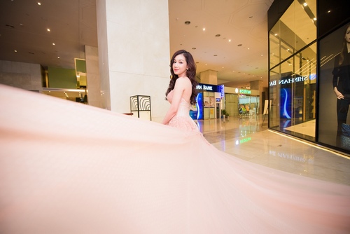 Quỳnh Chi lộ vẻ mệt mỏi dù trang điểm kỹ lưỡng - 6