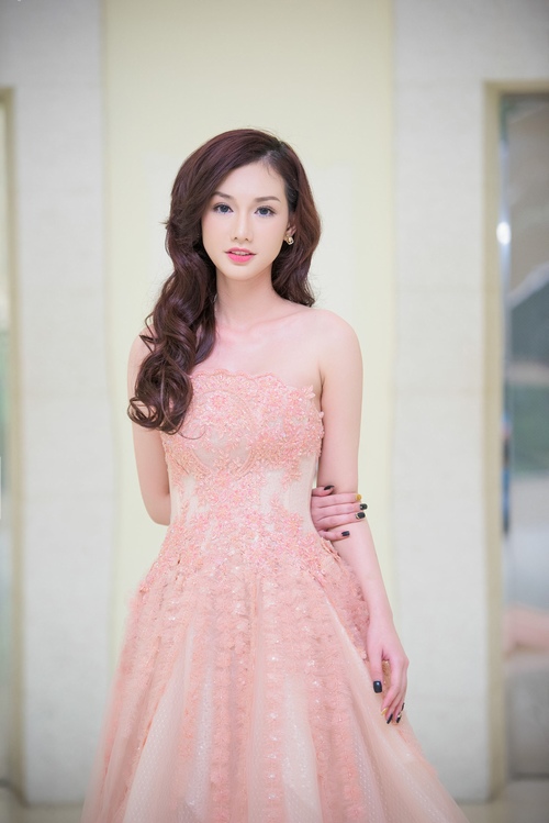 Quỳnh Chi lộ vẻ mệt mỏi dù trang điểm kỹ lưỡng - 7