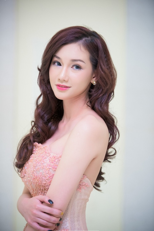 Quỳnh Chi lộ vẻ mệt mỏi dù trang điểm kỹ lưỡng - 3