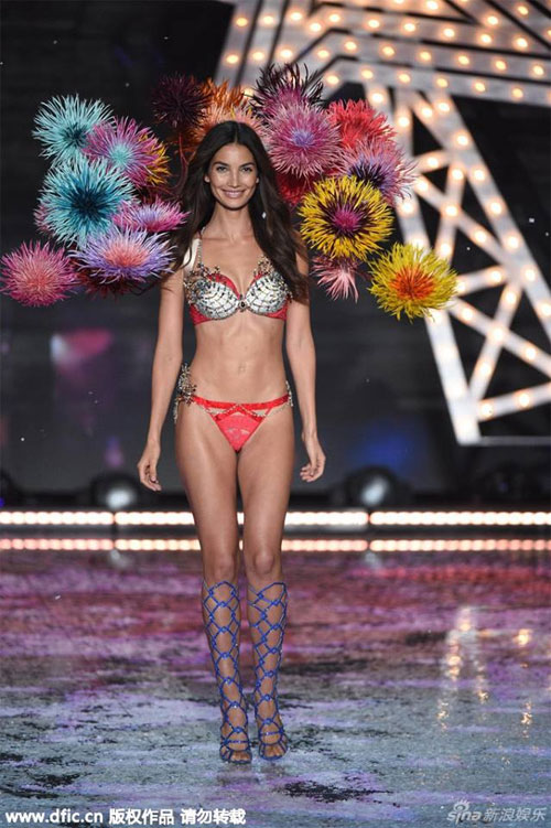 Loạt hình nóng hổi của show Victoria&#39;s Secret 2015 - 5