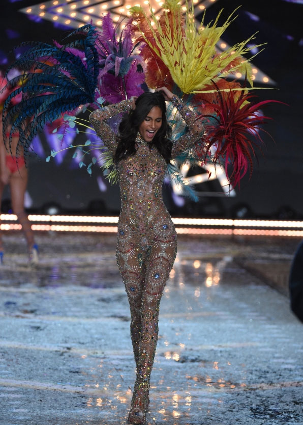 Dàn mẫu nội y cực gợi cảm trong show Victoria&#39;s Secret - 48