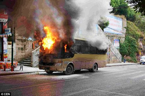 Video: Đầu bếp ném bình gas cháy ra phố, thiêu rụi xe bus - 1