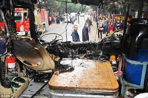 Video: Đầu bếp ném bình gas cháy ra phố, thiêu rụi xe bus - 2