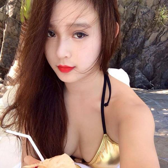 Gương mặt búp bê của Huyền Baby dường như “tỷ lệ nghịch” với thân hình bốc lửa của mình.