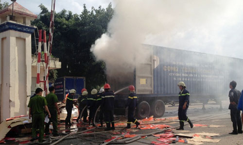 Xe container bốc cháy dữ dội trong bãi xe - 1