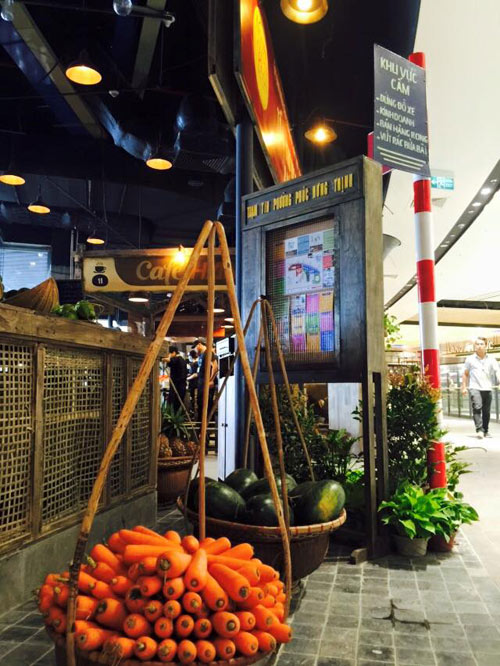 Giới trẻ Hà thành thích thú mua đồ ăn bằng tem phiếu - 10