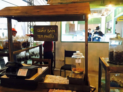 Giới trẻ Hà thành thích thú mua đồ ăn bằng tem phiếu - 2