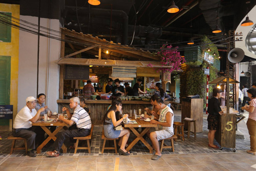 Giới trẻ Hà thành thích thú mua đồ ăn bằng tem phiếu - 3