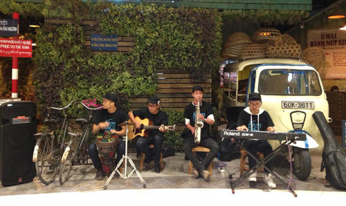 Giới trẻ Hà thành thích thú mua đồ ăn bằng tem phiếu - 13