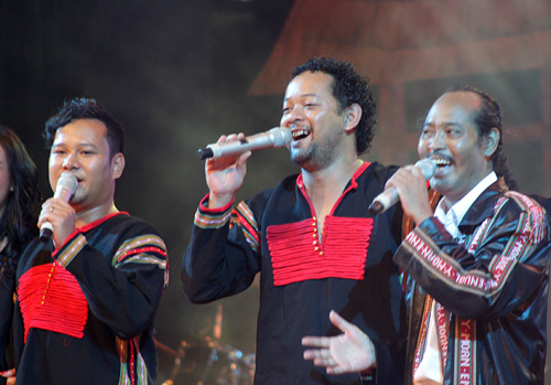 Con trai Y Moan nghẹn ngào kể về “bí mật” của cha - 2