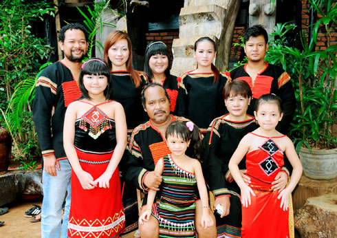 Con trai Y Moan nghẹn ngào kể về “bí mật” của cha - 3