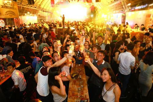 Hàng nghìn người Sài Gòn hào hứng tham gia lễ hội bia - 1