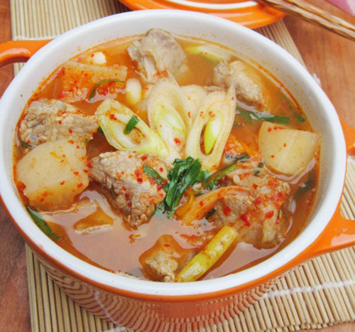 Canh kim chi củ cải nấu sườn cay cay nóng hổi - 2