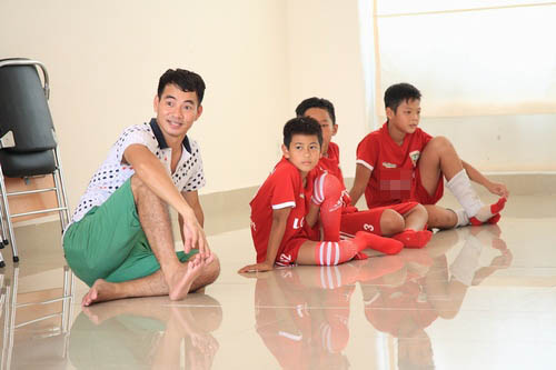 Xuân Bắc khiến các cầu thủ nhí bất ngờ - 4