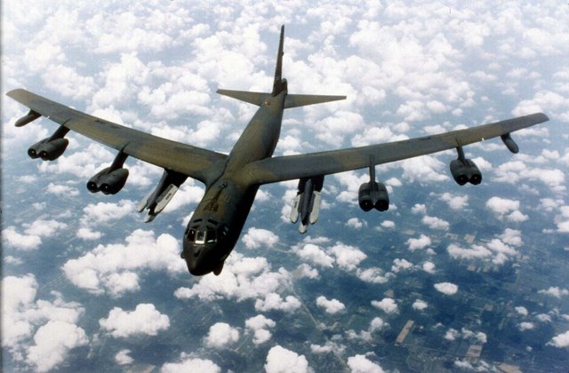 Máy bay ném bom Mỹ bay lượn gần đảo nhân tạo ở Biển Đông - 1