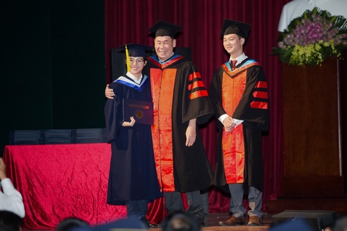 Vũ Cát Tường nhận bằng giỏi Đại học quốc tế - 5