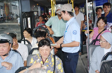 TP.HCM: &#34;Xe buýt như... thằn lằn cắn vào đuôi&#34; - 1