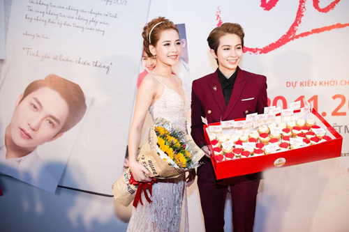 Ngắm 20 khoảnh khắc đẹp như công chúa của Chi Pu - 3