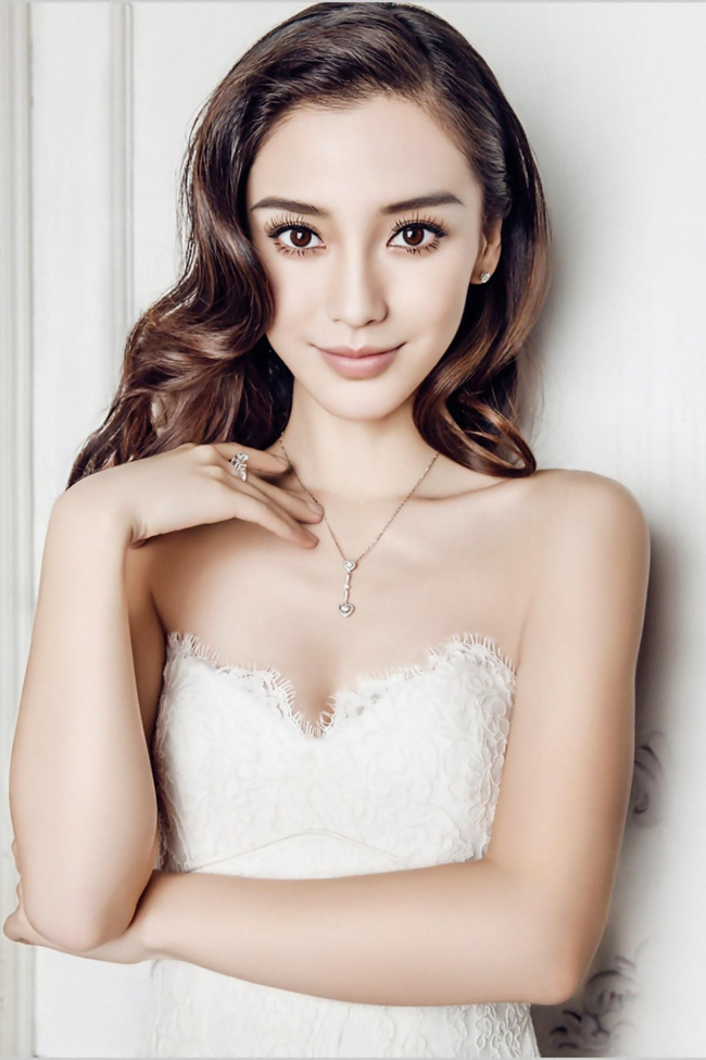 Angelababy – cô dâu đẹp nhất 2015 đã “vượt mặt” hàng loạt tên tuổi lớn như Phạm Băng Băng, Lý Băng Băng, Song Hye Kyo… trở thành người dẫn đầu bảng xếp hạng 100 mỹ nhân đẹp nhất châu Á 2015 do trang web tin tức MSN bình chọn.
