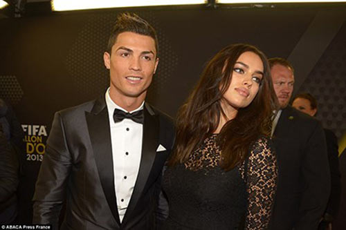 Ronaldo nói gì về những hotgirl vây quanh mình - 1