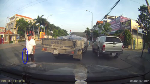 Video: Tài xế cầm gậy sắt dọa người chụp ảnh vi phạm - 2
