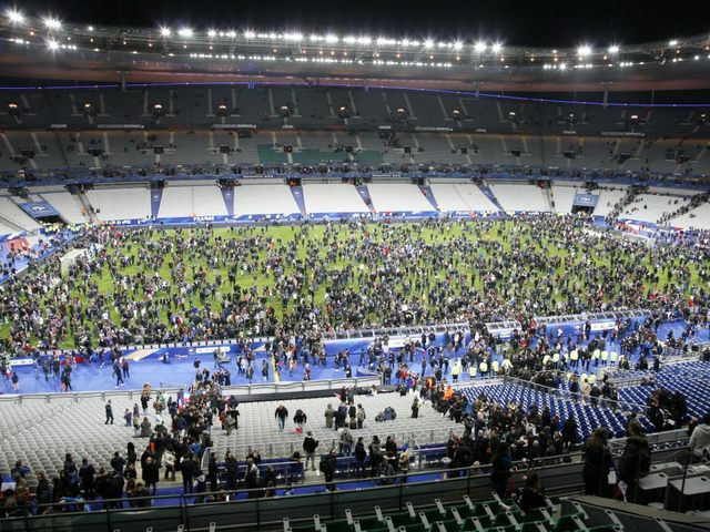 Clip: Người Pháp hát quốc ca sau vụ khủng bố kinh hoàng - 1