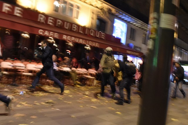 Video: Phút tiếng bom khủng bố gây chấn động sân bóng Pháp - 1