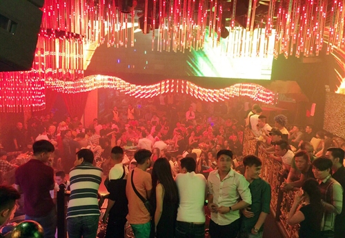 Cảnh sát ập vào quán bar, 250 dân chơi SG vội vứt "hàng" - 1