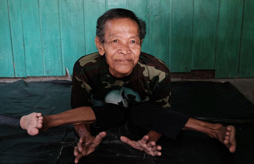 Indonesia: Cụ ông 68 tuổi khoe biệt tài uốn dẻo như rắn - 1