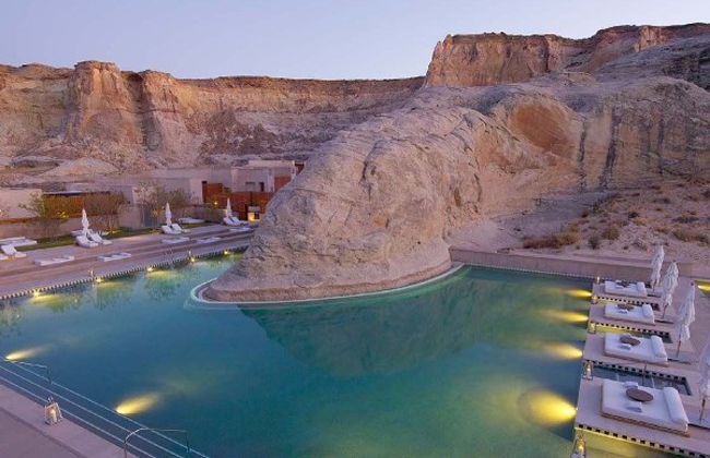 3. Khu nghỉ dưỡng Amangiri, Mỹ:&nbsp;Amangiri ở Grand Canyon tọa lạc ở hẻm núi Point, vùng Utah của Mỹ. Khu nghỉ mát nằm lọt thỏm giữa vùng thung lũng.
