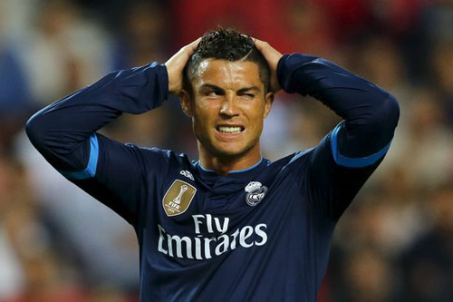 Real tính bán Ronaldo vì ghét Benitez, MU vào cuộc - 2