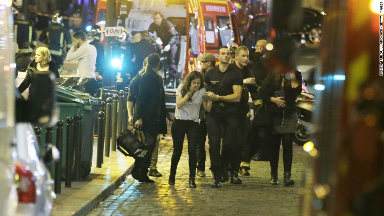 Những hình ảnh ấm lòng sau vụ khủng bố đẫm máu ở Pháp - 1