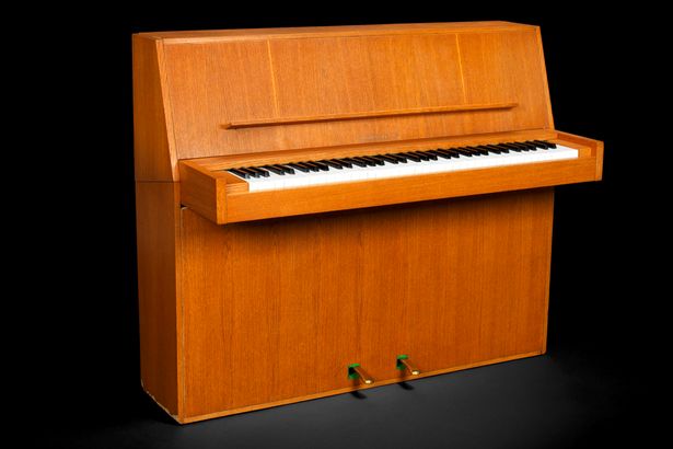 Bán đấu giá 43.000 USD cây đàn piano của ABBA - 1