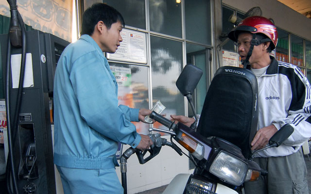 Kêu khó giảm giá xăng dầu là DN đang “gây áp lực” - 1