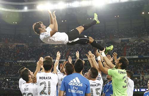 Raul hạ màn sự nghiệp: "Chúa nhẫn" đăng quang - 13