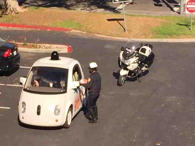 Xe tự lái của Google bị tuýt còi vì... tốc độ quá chậm - 1