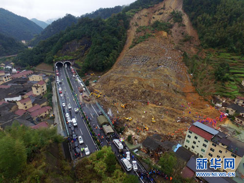 TQ: Đất lở vùi toàn bộ xóm dưới chân núi, 25 người chết - 1