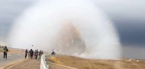 Video bom xe của IS nổ tung, sức công phá khủng khiếp - 1