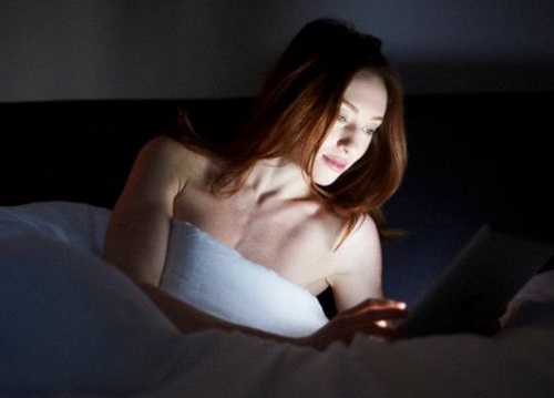Lướt smartphone trước khi ngủ dễ khiến bạn mất ngủ - 1