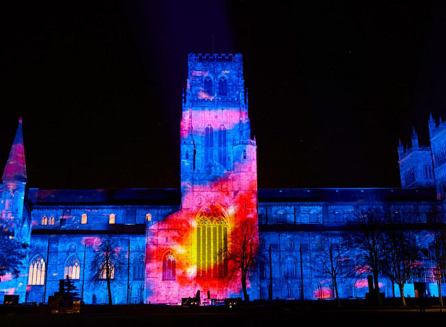 Tác phẩm “Thế giới máy móc” của nghệ sĩ Ross Ashton trình diễn tại Nhà thờ Durham