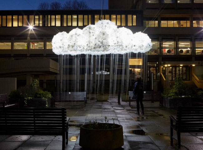 Đám mây này chính là một tác phẩm điêu khác tương tác được làm từ 6000 bóng đèn sợi đốt.