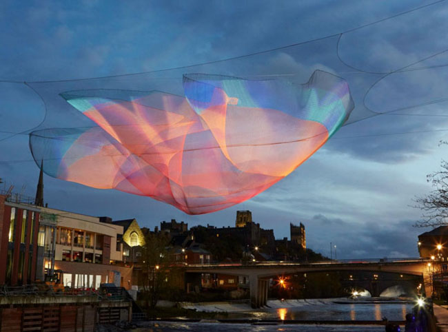 Dưới bầu trời đêm, du khách có thể chiêm ngưỡng những ánh sáng màu được chiếu lên một tấm lưới định hình được tạo bởi nghệ sĩ Janet Echelman. Tác phẩm "1,26 Durham" được đặt tên dựa trên dữ liệu của NASA từ cơn sóng thần tại Chile năm 2010.
