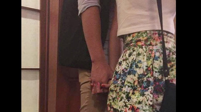 Một vài hình ảnh hai người đi chơi và nắm tay tình cảm đã được lan truyền trên mạng, làm dấy lên tin đồn họ là một cặp đôi "hot girl - cầu thủ" mới