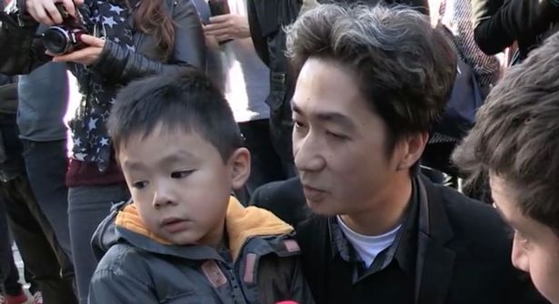 Khủng bố ở Paris: Cha con gốc Việt khiến nhiều người bật khóc - 1