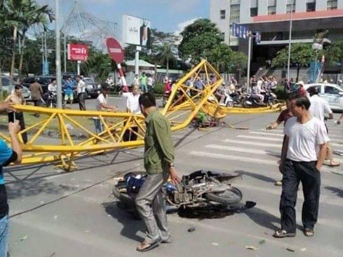 Cần cẩu sập ngang đường, 5 người thương vong - 5