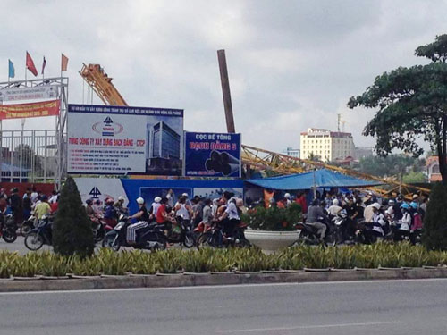 Cần cẩu sập ngang đường, 5 người thương vong - 6